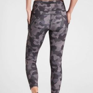 ATHLETA Lightning Camo 7/8 Tights Leggings Sz XL